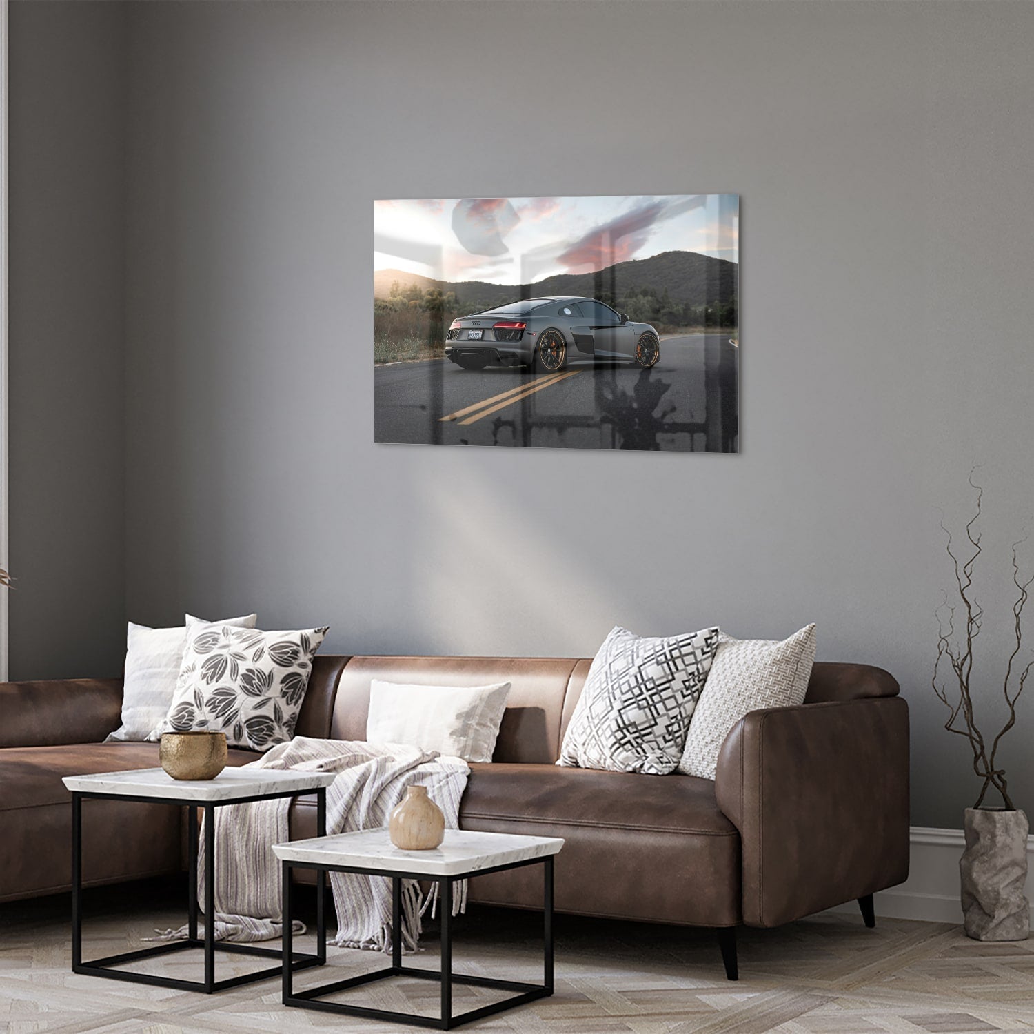 Glazen schilderij van een sportwagen afgebeeld in de natuur met bergen op de achtergrond.