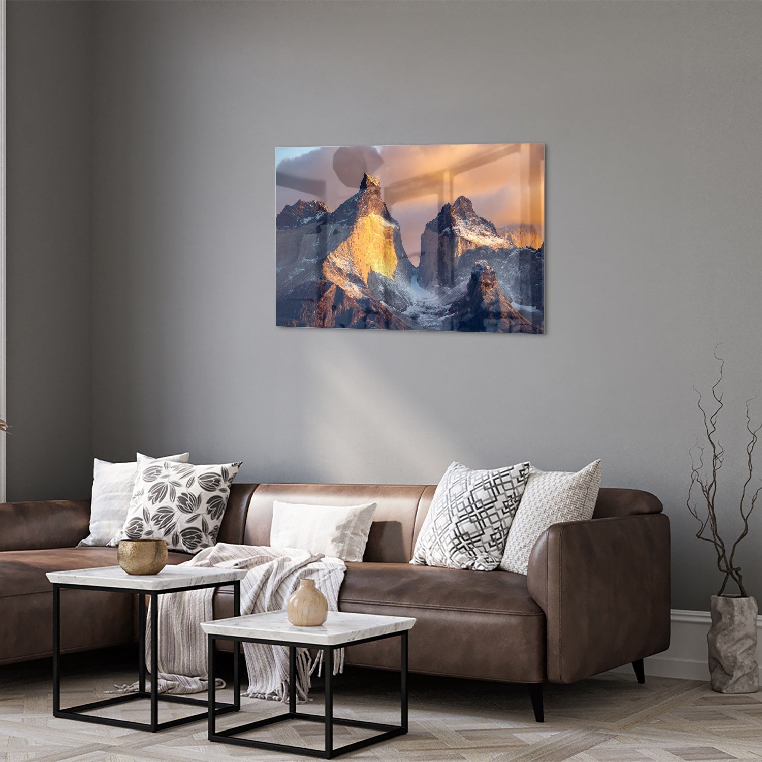 Een glazen schilderij van majestueuze bergen met gouden ochtendlicht