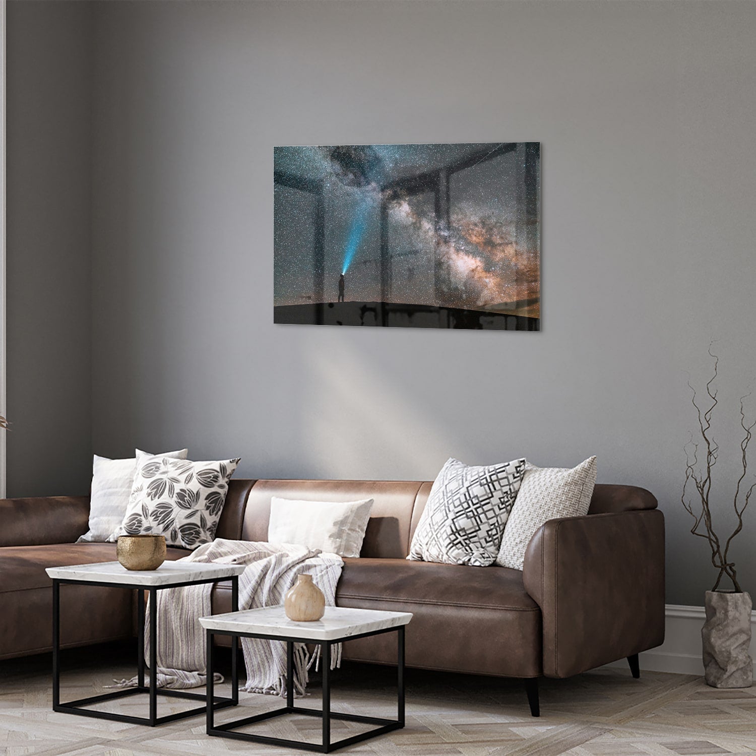 Glazen schilderij van een sterrenhemel met een lichtstraal.