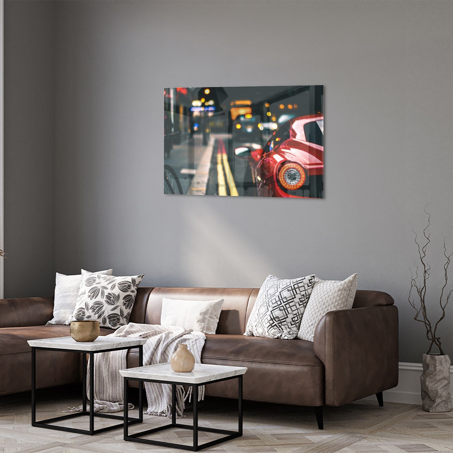 Glazen schilderij van een rode auto in een stedelijke omgeving