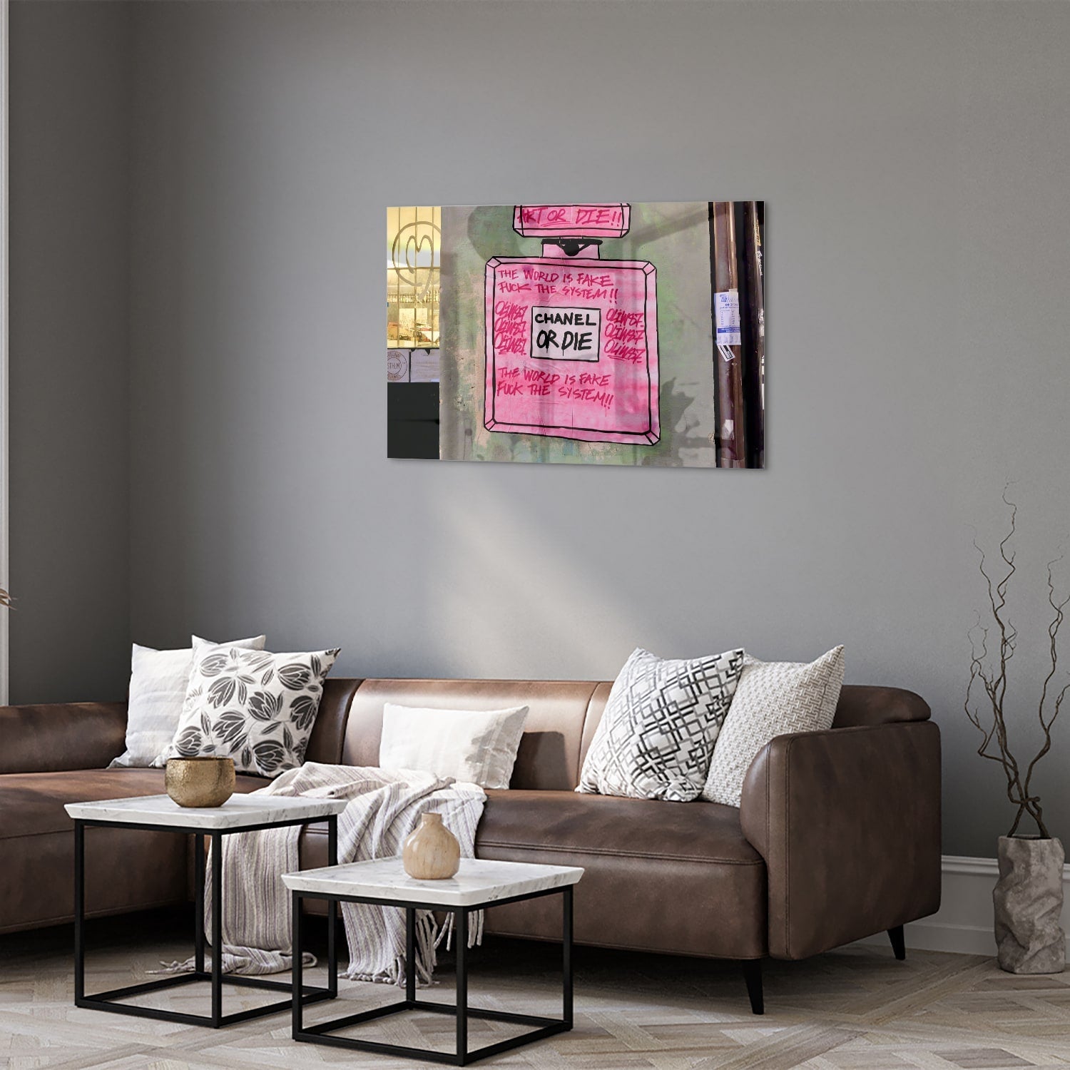Glazen schilderij met de tekst 'Chanel or Die' in felle kleuren aan de muur.