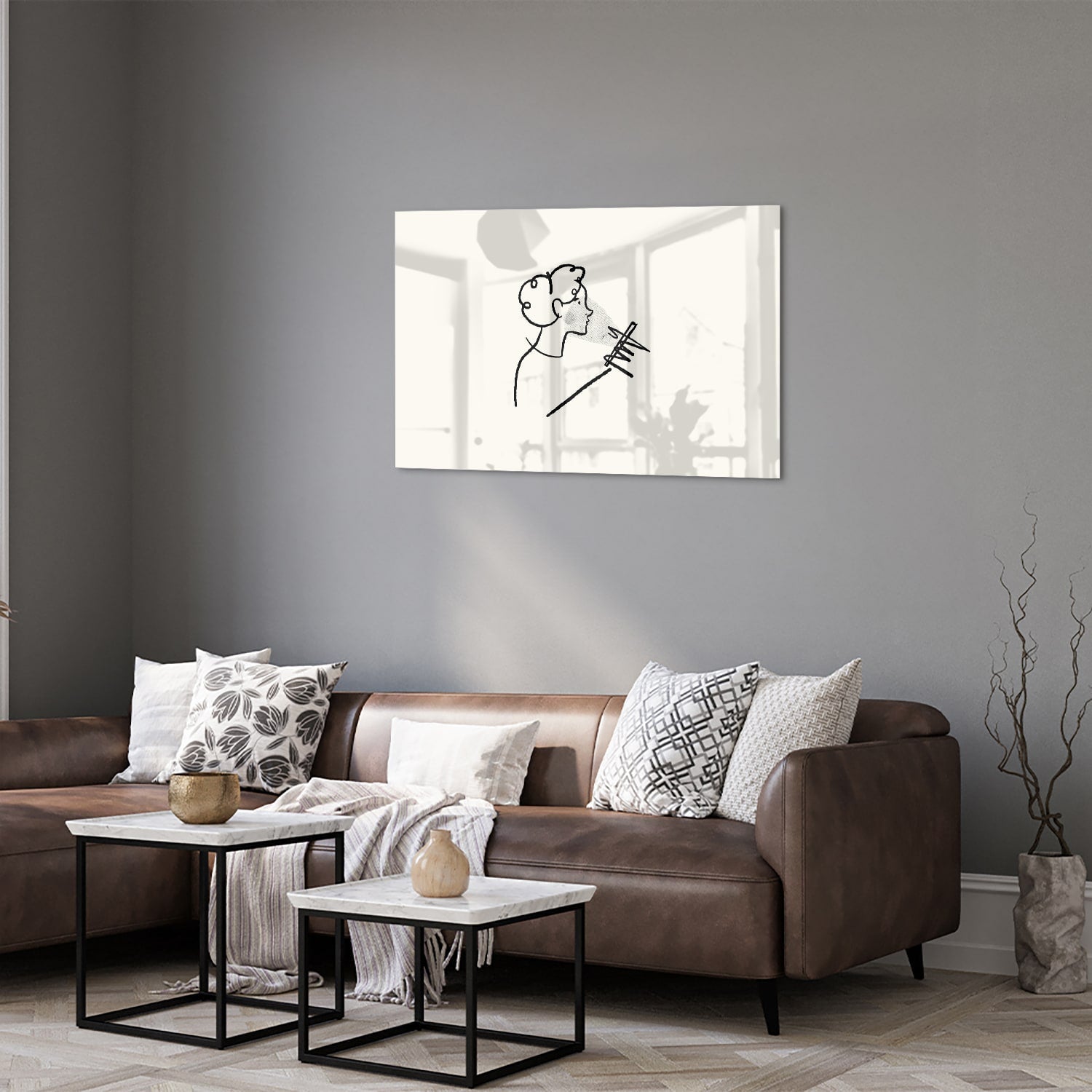 Minimalistisch glazen schilderij met abstracte lijntekening van een figuur.