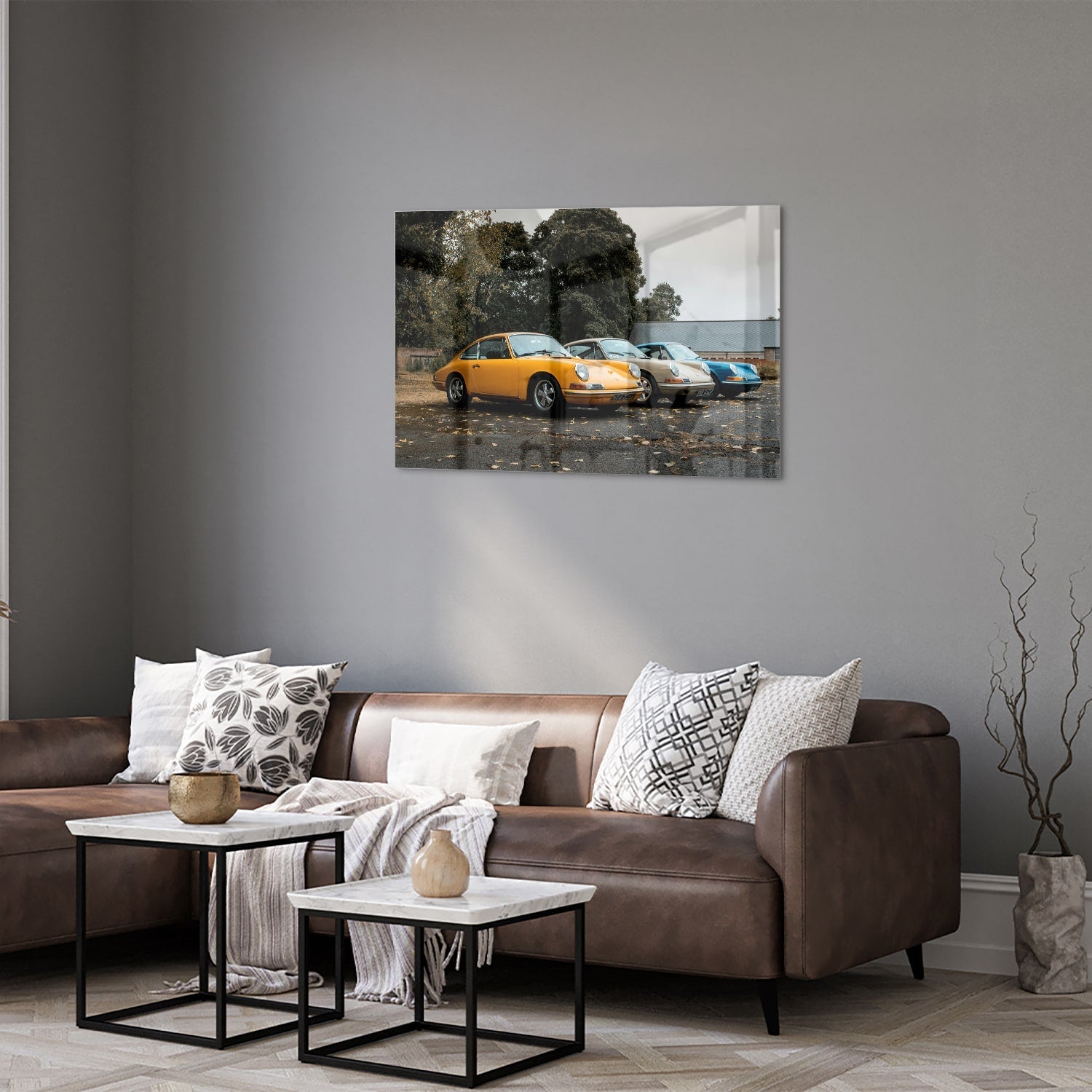 Glazen schilderij van een gele auto in een moderne woonkamer