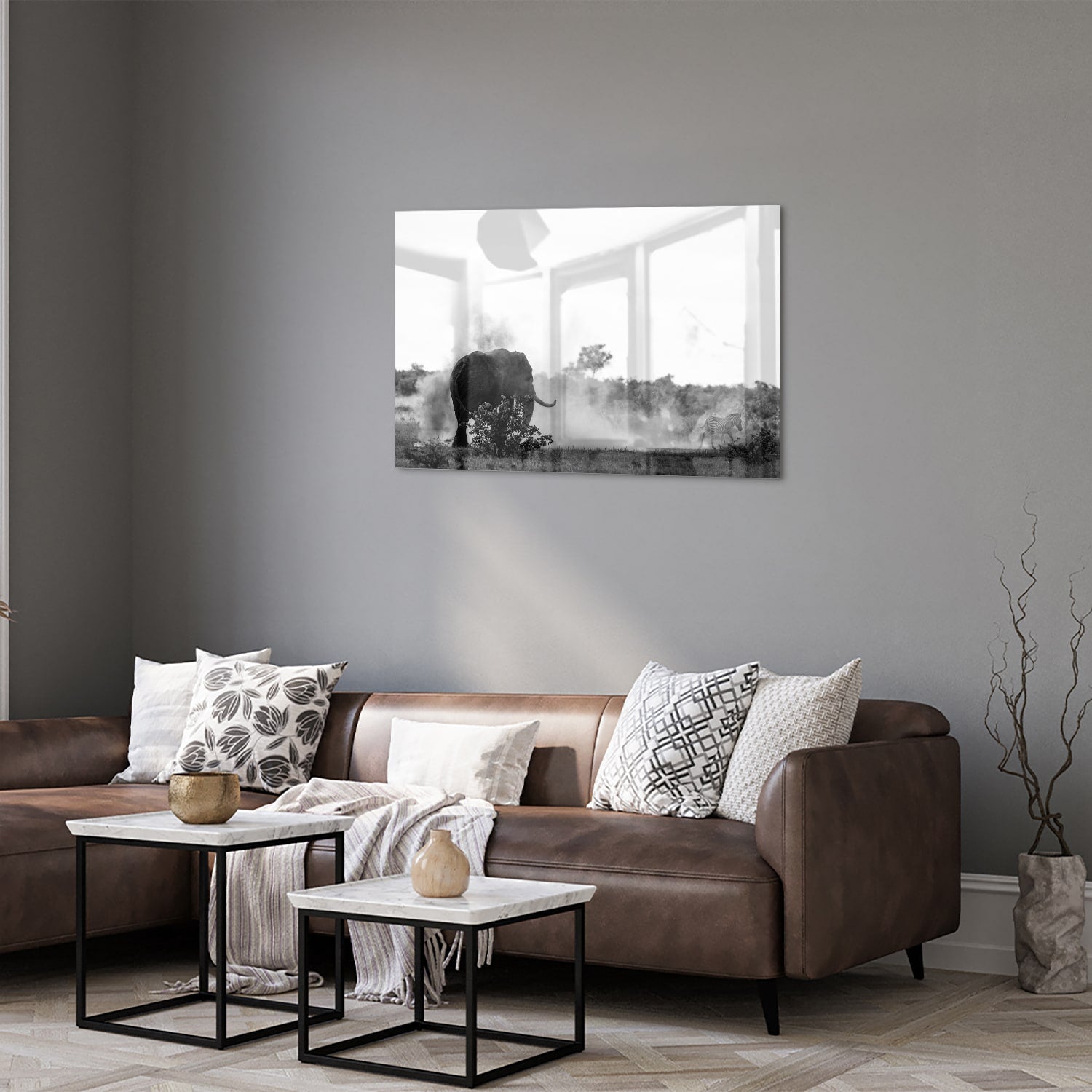 Zwart-wit glazen schilderij van een olifant aan de muur in een modern interieur.