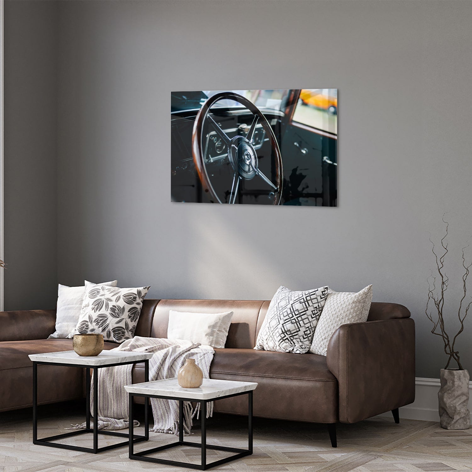 Glazen schilderij van een vintage autostuur aan de muur