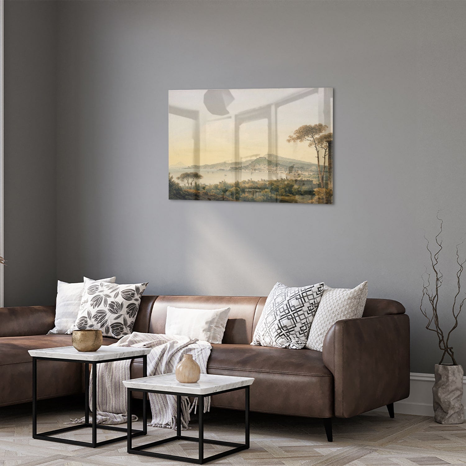 Glazenschilderij van een rustiek landschap met bergen en zonsopgang.