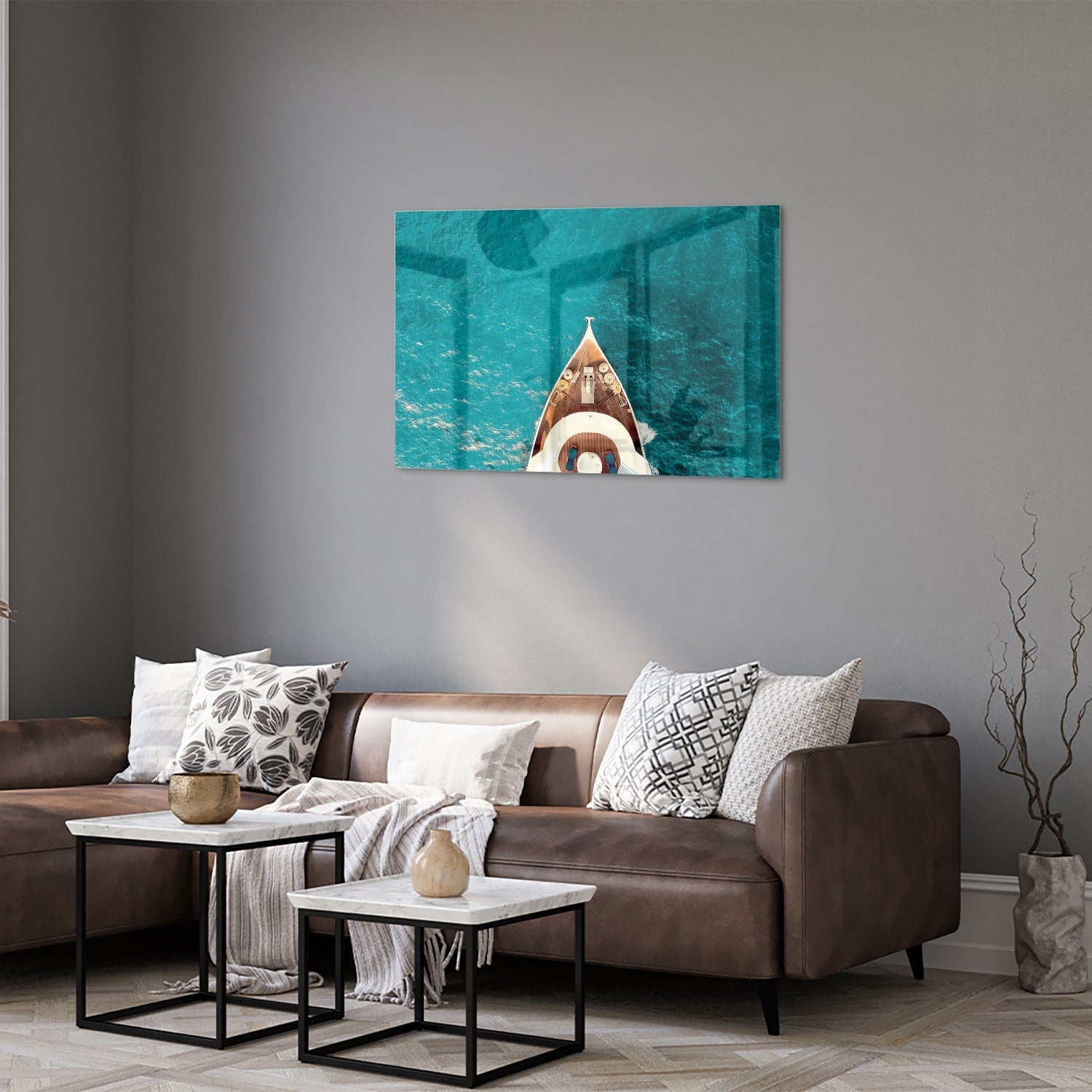 Glazen schilderij van een boot die boven helder turquoise water ligt.