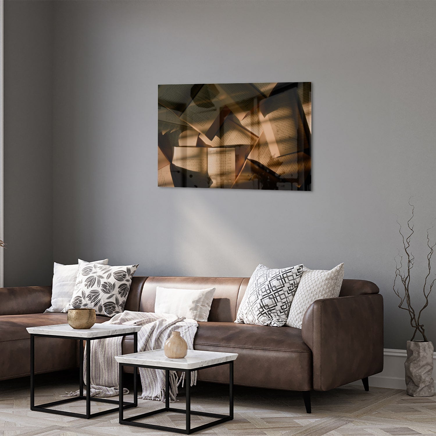 Glazen schilderij met abstracte vormen in moderne woonkamer