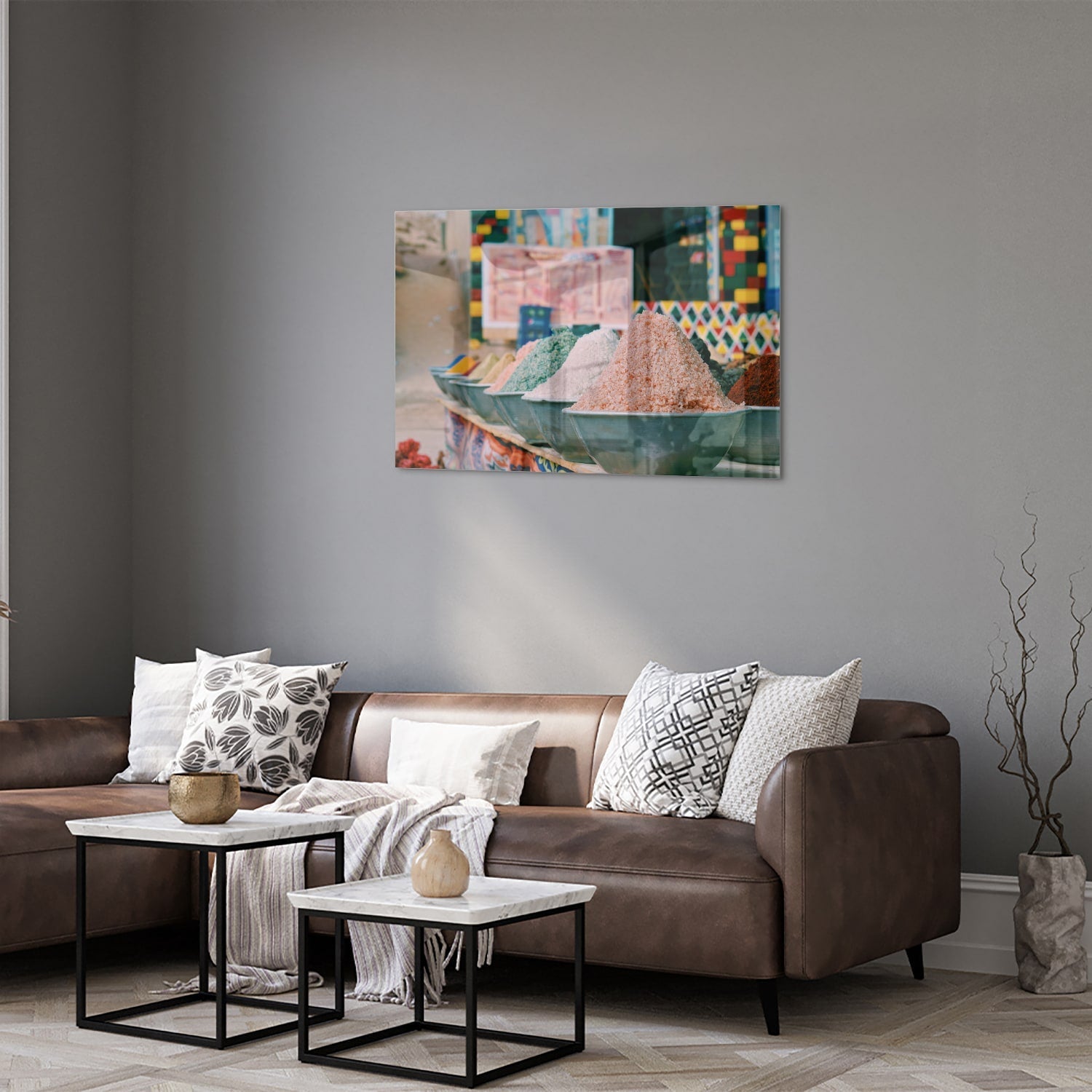 Kleurrijk glazen schilderij met verschillende specerijen in schalen