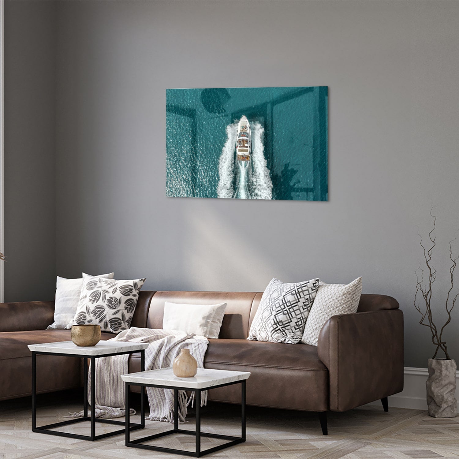 Glazen schilderij van een boot die door turquoise water vaart.