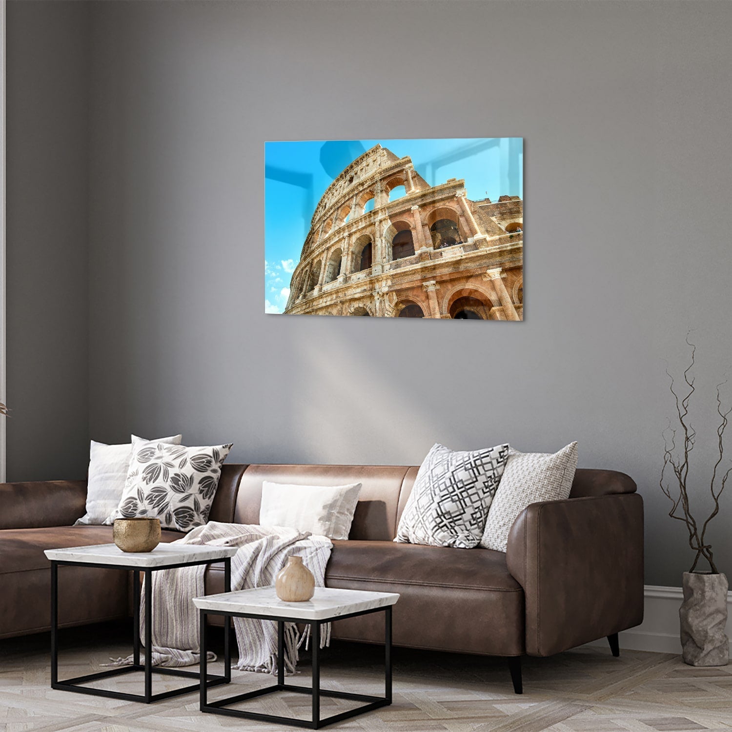 Een glazen schilderij van het Colosseum in Rome met een blauwe lucht achtergrond.