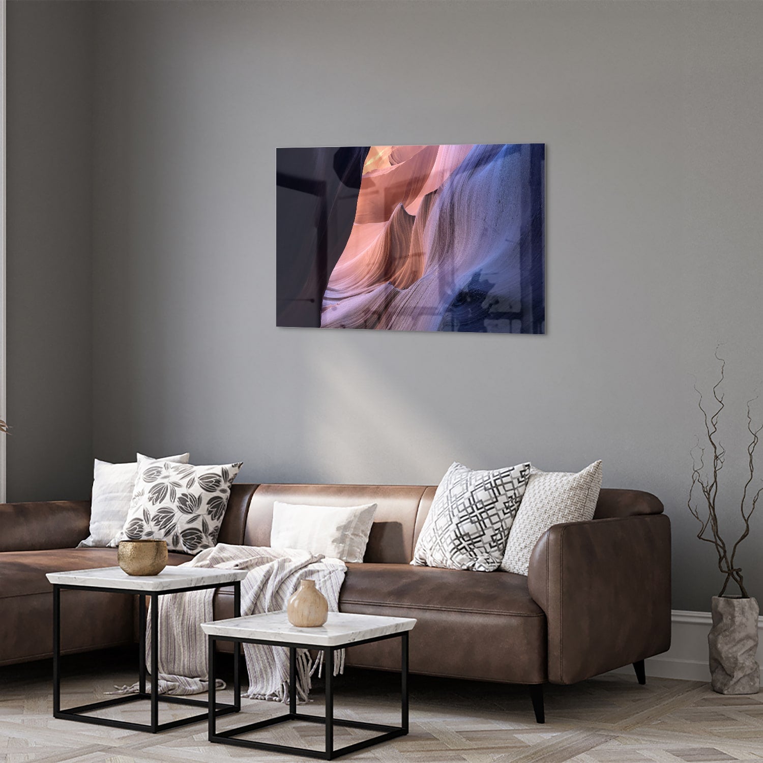 Abstract glazen schilderij met warme kleuren aan de muur
