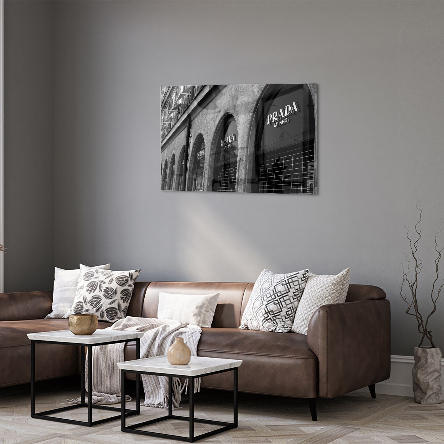 Glazen schilderij van een Prada etalage in zwart-wit, geschikt voor moderne interieurs.