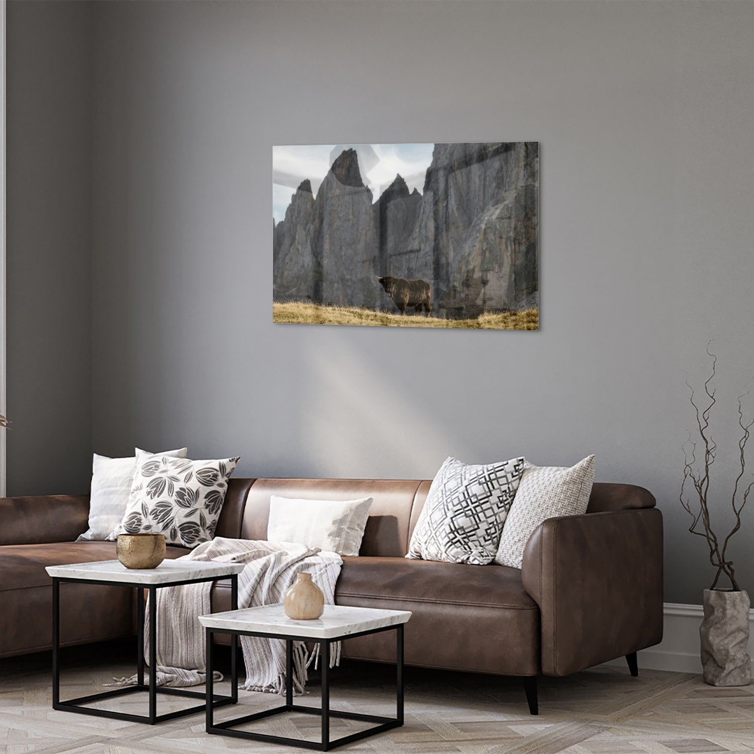 Glas schilderij van bergen met een koe in een groene wei.