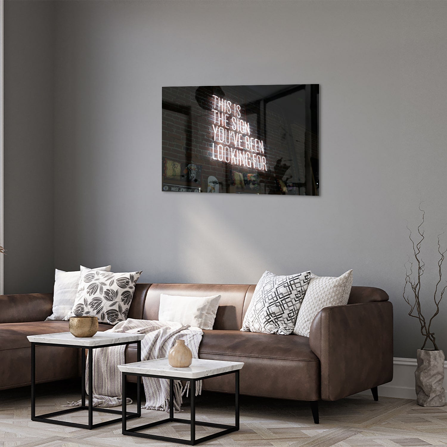 Glazen schilderij met inspirerende tekst in een modern interieur.