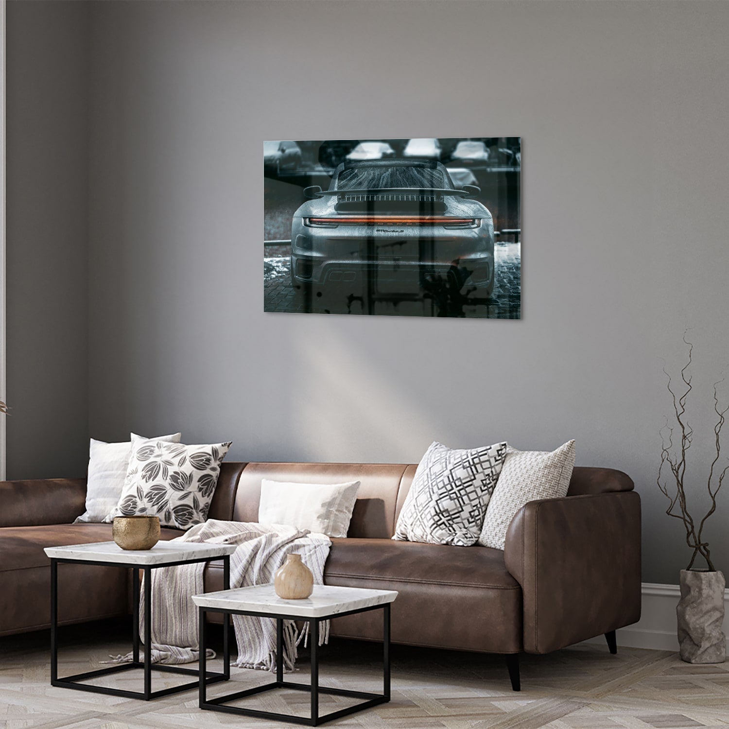 Glazen schilderij van een sportwagen aan de muur in een lichte woonkamer.