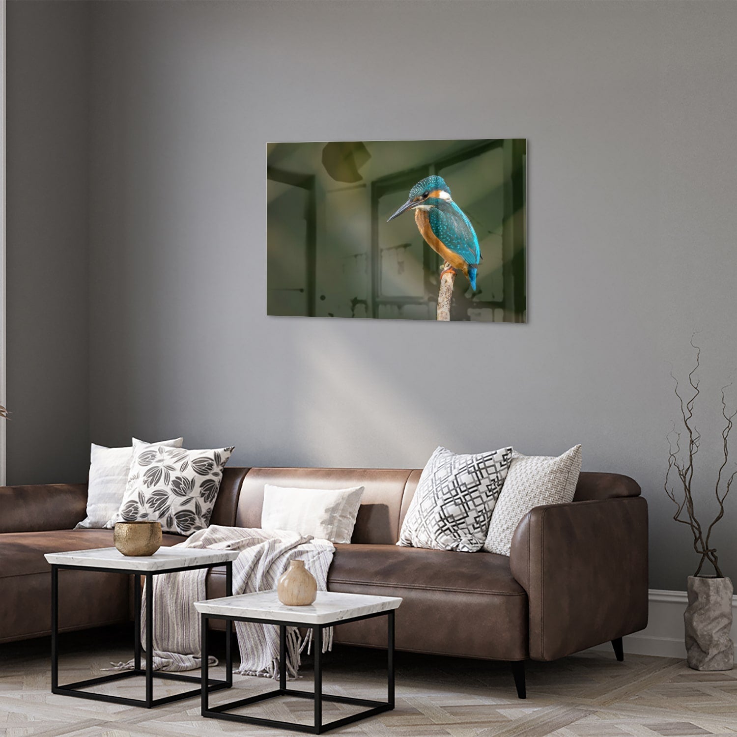 Een glazen schilderij van een ijsvogel die op een tak zit, kleurrijk en gedetailleerd.