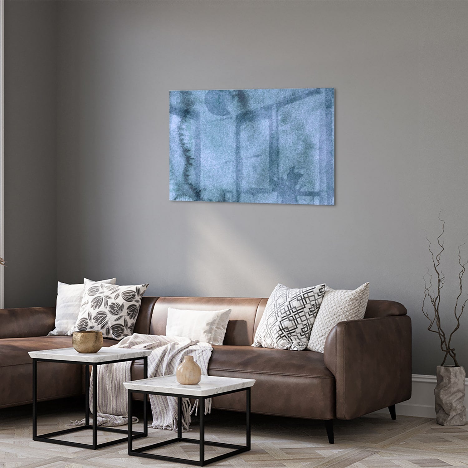 Blauw glazen schilderij aan de muur boven een houten kast in een elegant interieur.
