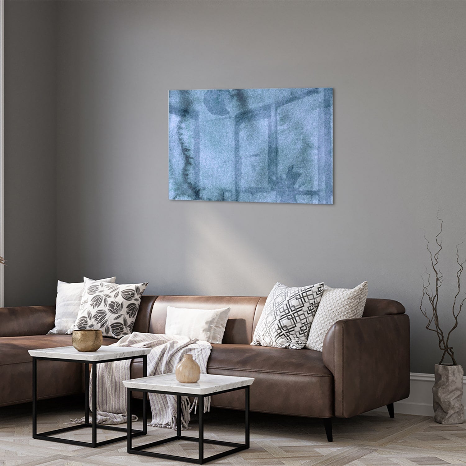 Blauw glazen schilderij aan de muur boven een houten kast in een elegant interieur.