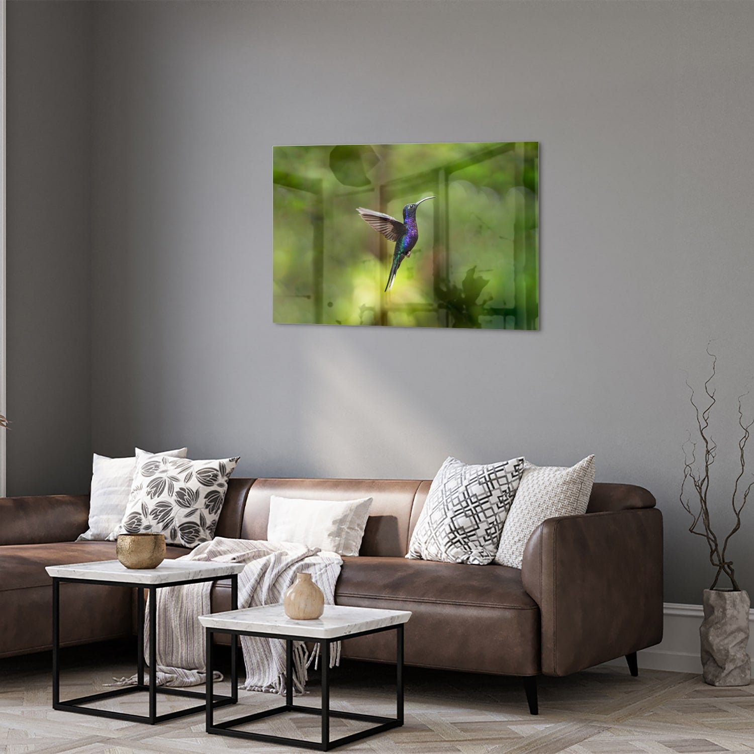 Een glazen schilderij van een kolibrie die vloog voor een groene achtergrond in een lichte kamer.