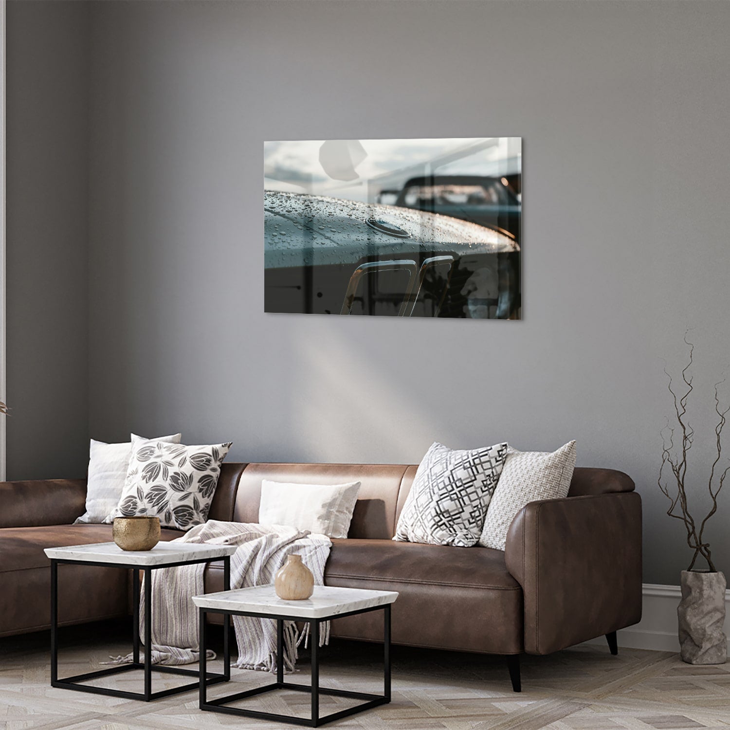 Glazen schilderij van een natte autoruit in een modern interieur