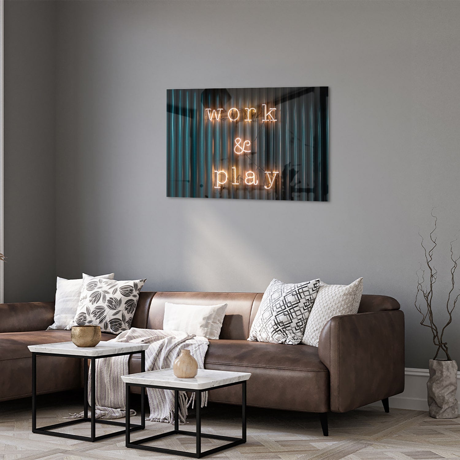 Glazen schilderij met de woorden 'Work & Play' in sfeervolle verlichting.