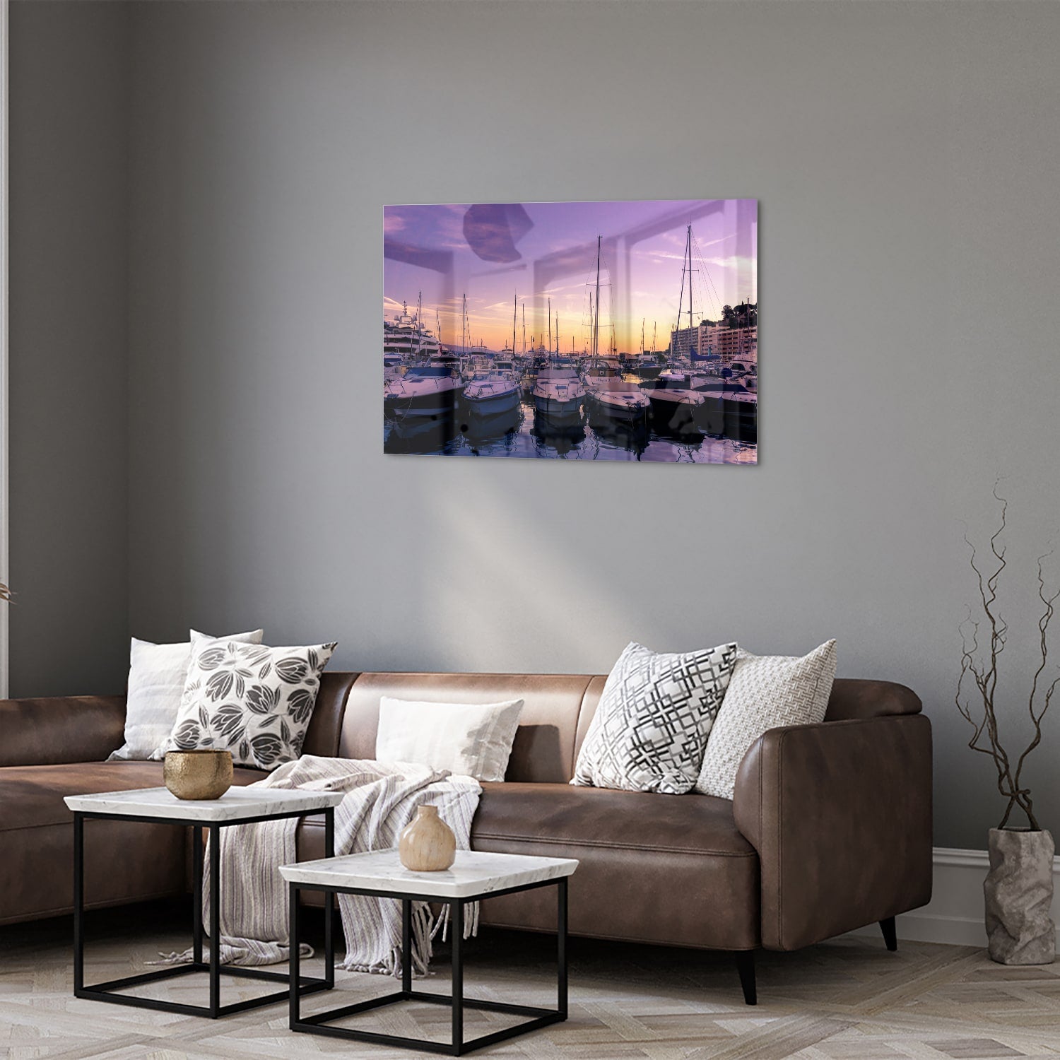 Glazen schilderij van een zonsondergang bij de haven met boten