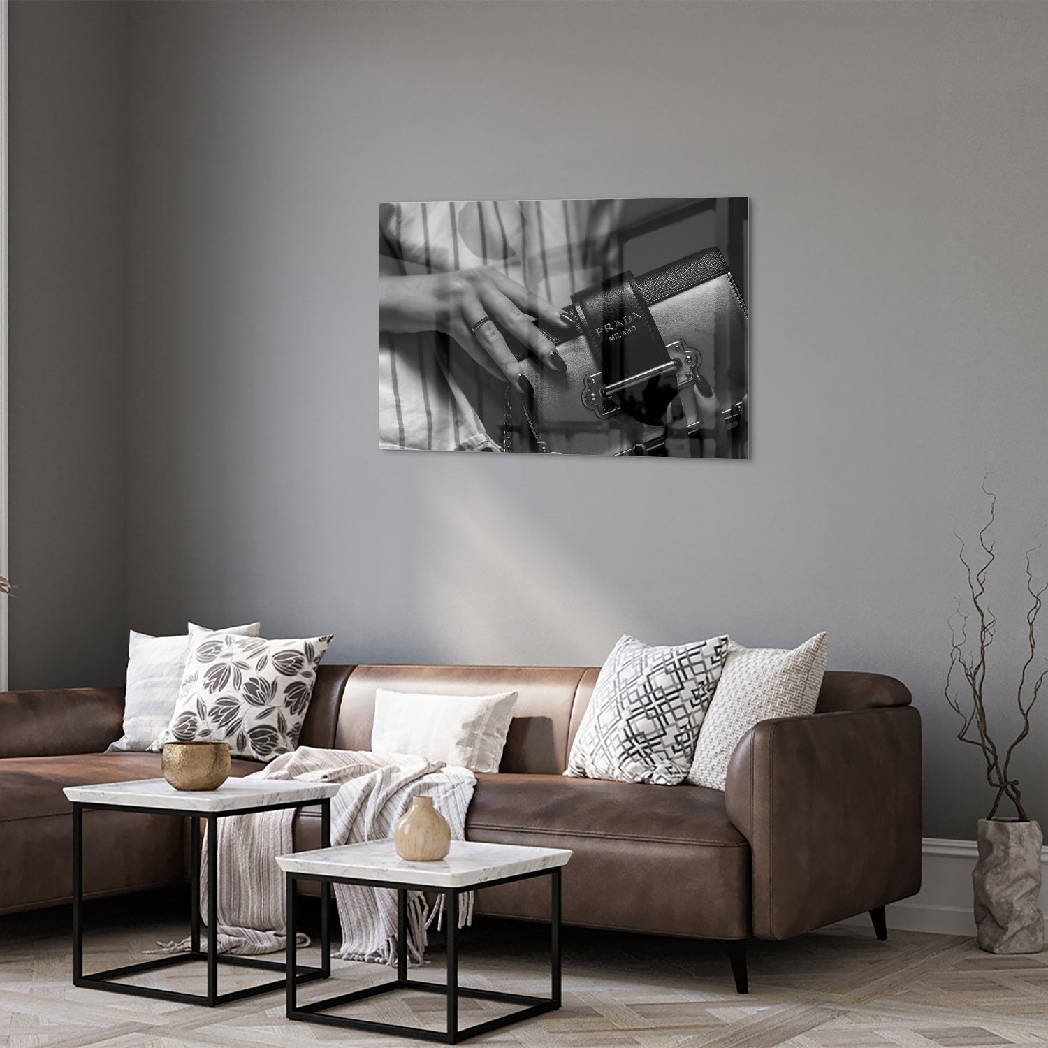 Glazen schilderij met close-up van luxe accessoires op een wand.