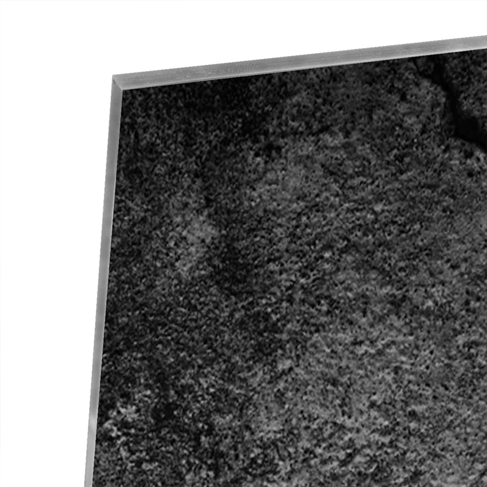 Abstract glas schilderij met een gebarsten textuur aan de muur in een moderne woonkamer.