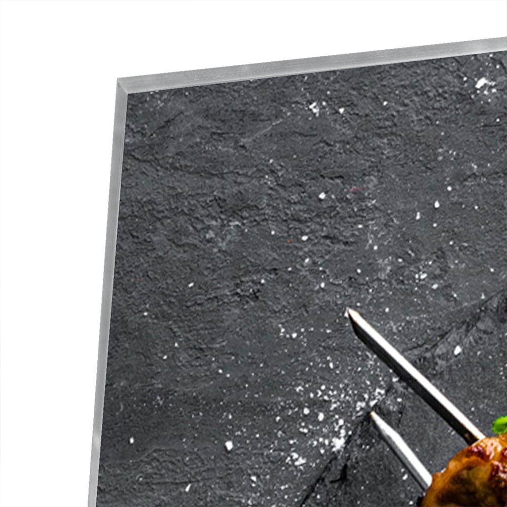 Glazen schilderij met kebabs op een zwarte achtergrond, perfect voor keuken decoratie.
