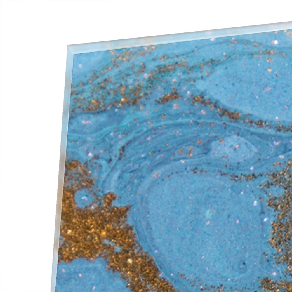 Glazen schilderij met blauw en gouden patronen aan de muur boven een houten kast.