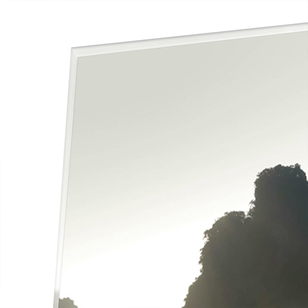 Glazen schilderij van een serene berglandschap met reflecties in het water.