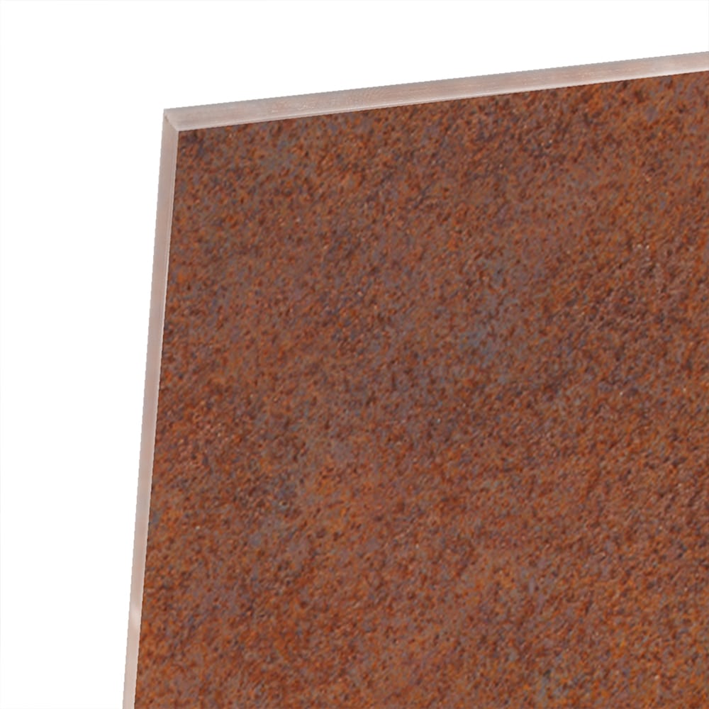 Abstract glazen schilderij met aardetinten boven een houten meubel.