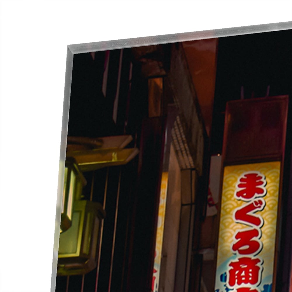Glazen schilderij van een levendige stad met neonverlichting aan de muur in een moderne woonkamer.