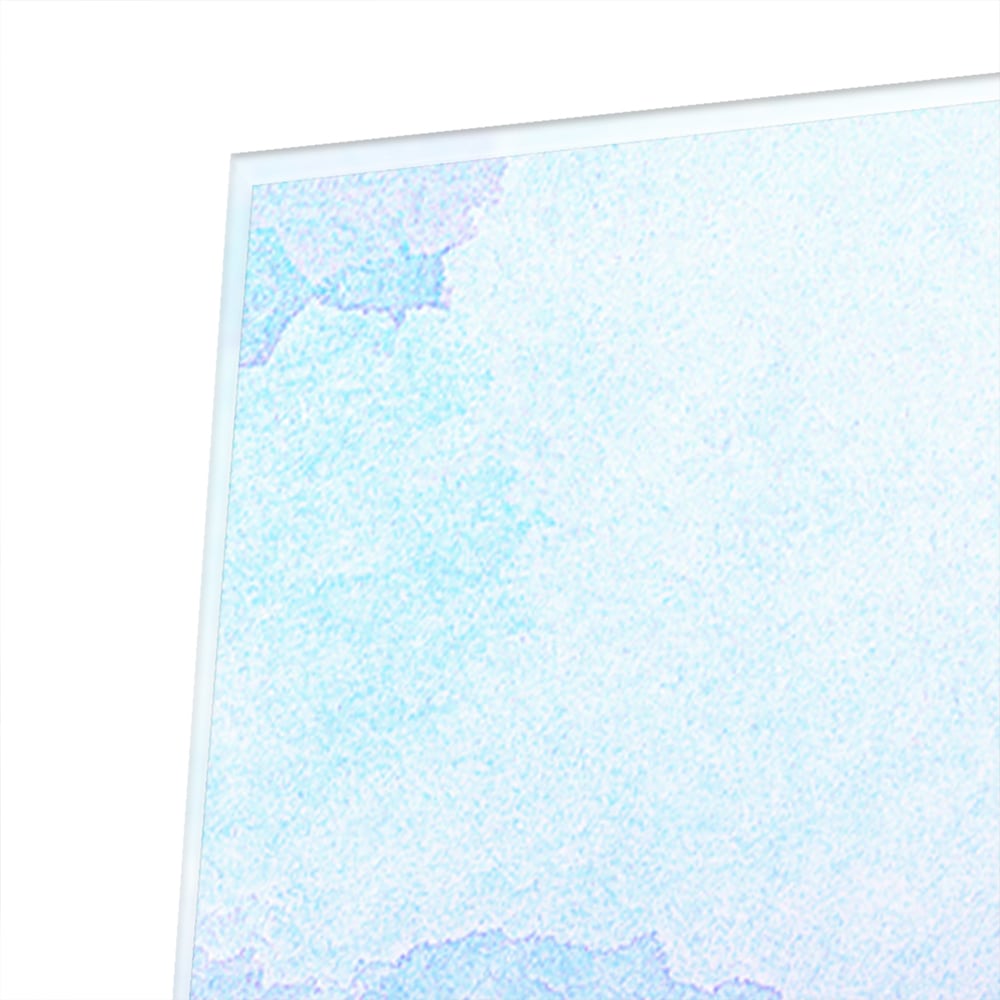 Abstract glazen schilderij met paarse en blauwe tinten aan de muur.