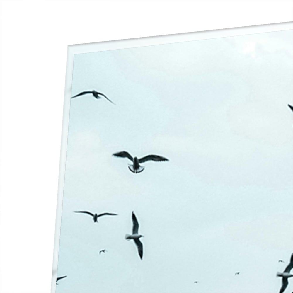 Glazen schilderij van vogels boven kalm water met reflecties.