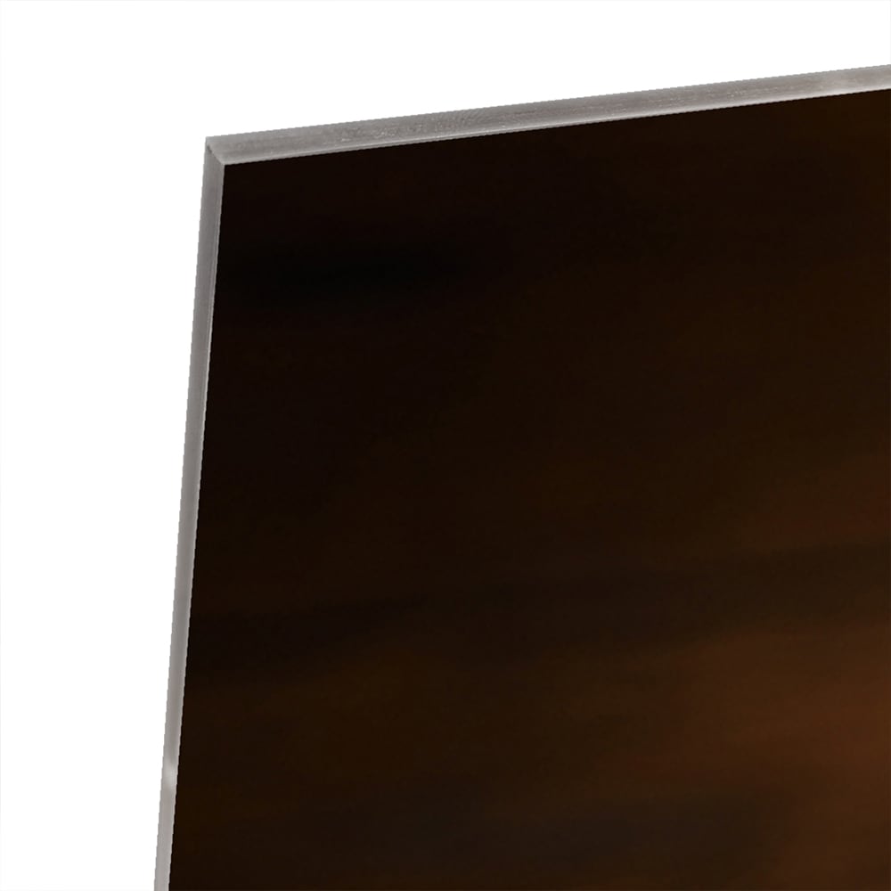 Glazen schilderij van een kop koffie met koffiebonen op een houten tafel.