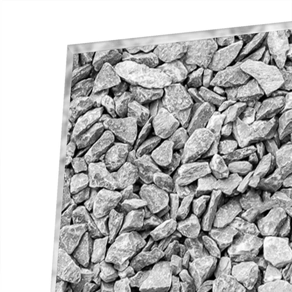 Abstract glazen schilderij met textuur hangt aan de muur in een modern interieur.