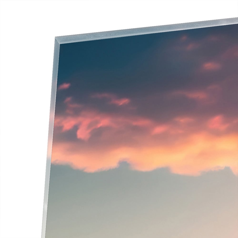 Glazen schilderij van een zonsondergang boven een kleurrijk bloemenveld.