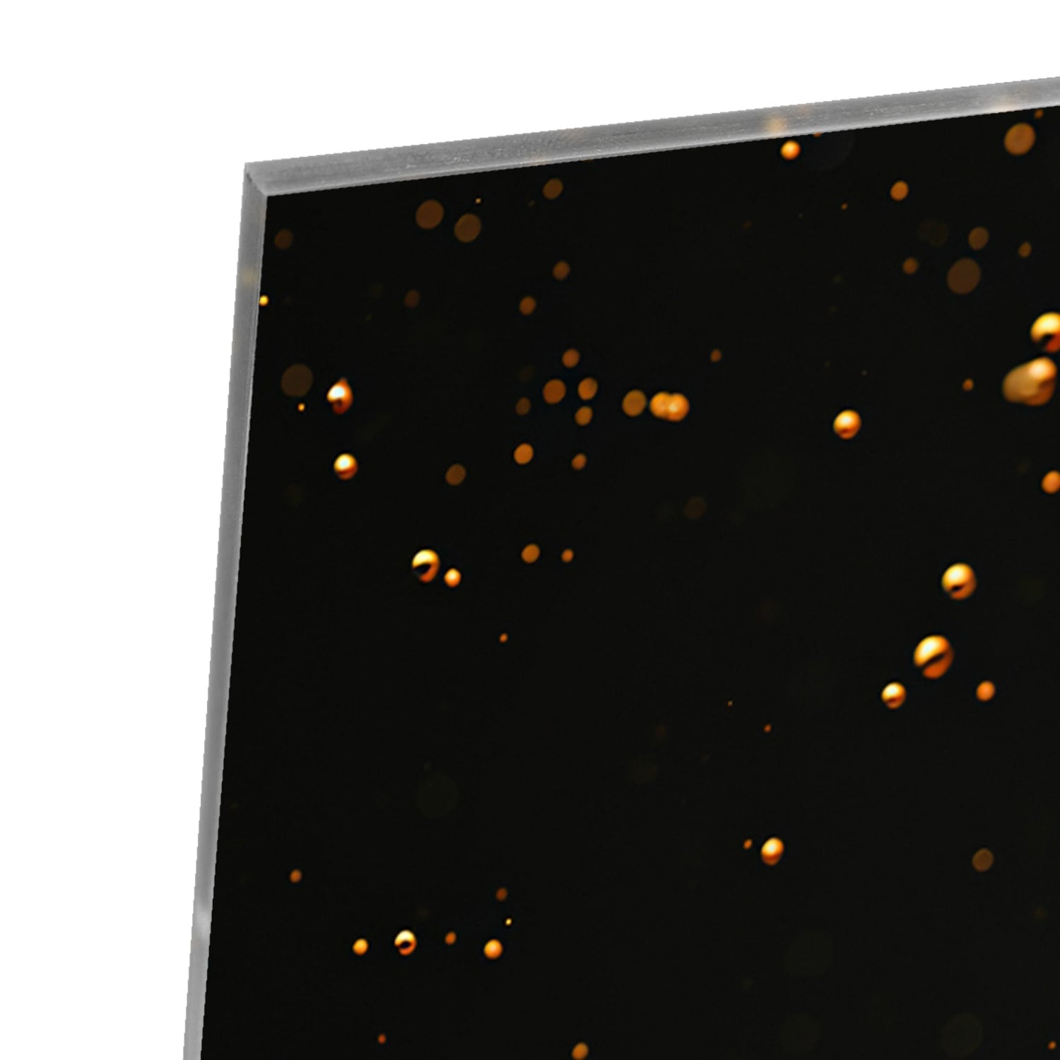 Glazen schilderij met een gouden vrouwelijk portret aan de muur