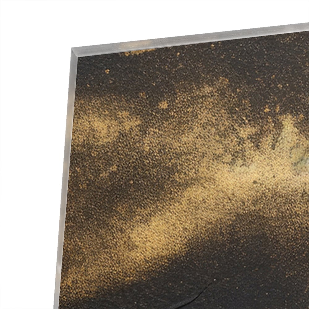 Elegant zwart glazen schilderij met gouden accenten aan de muur.