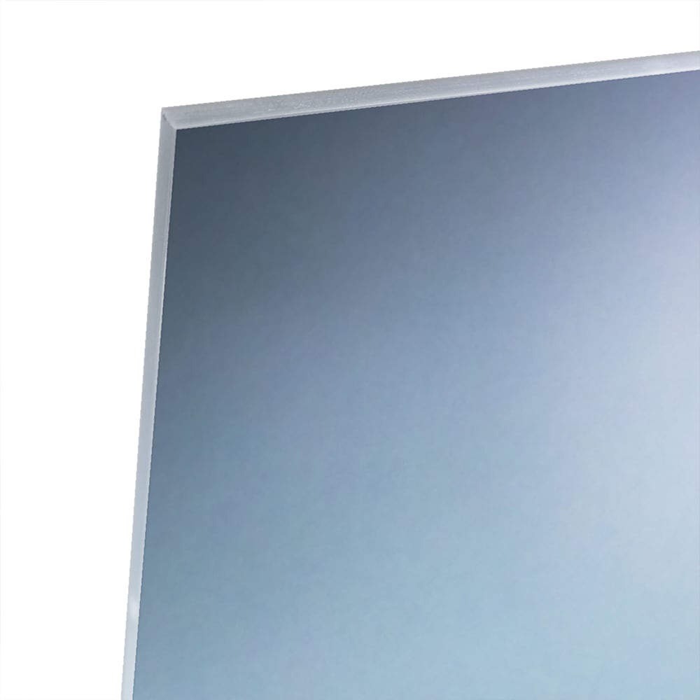 Glazen schilderij van een pelikan met een elegant design in een moderne woonkamer.