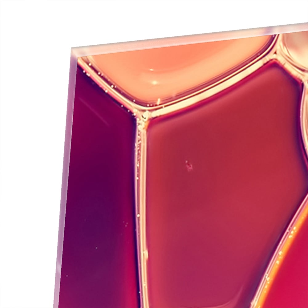 Abstract glazen schilderij met warme tinten in een interieur.