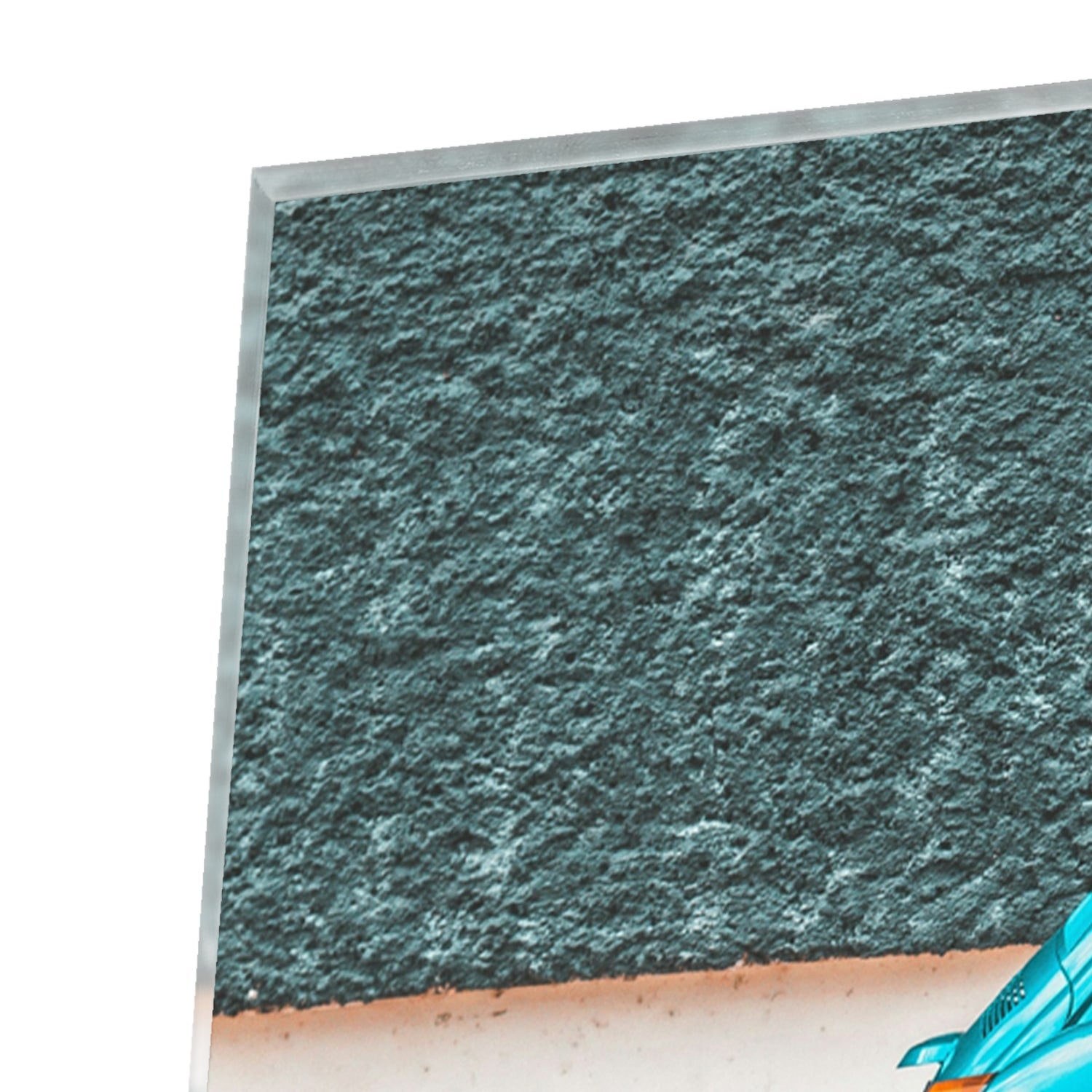 Glazen schilderij van een turquoise auto aan de muur in een moderne woonkamer.