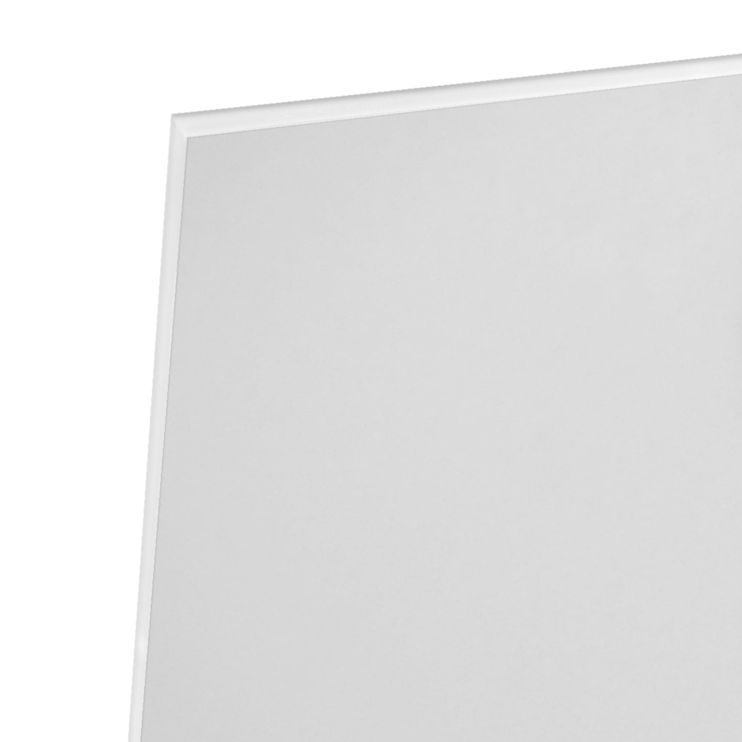 Glazen schilderij van parfumfles met rode bloemen op een witte muur