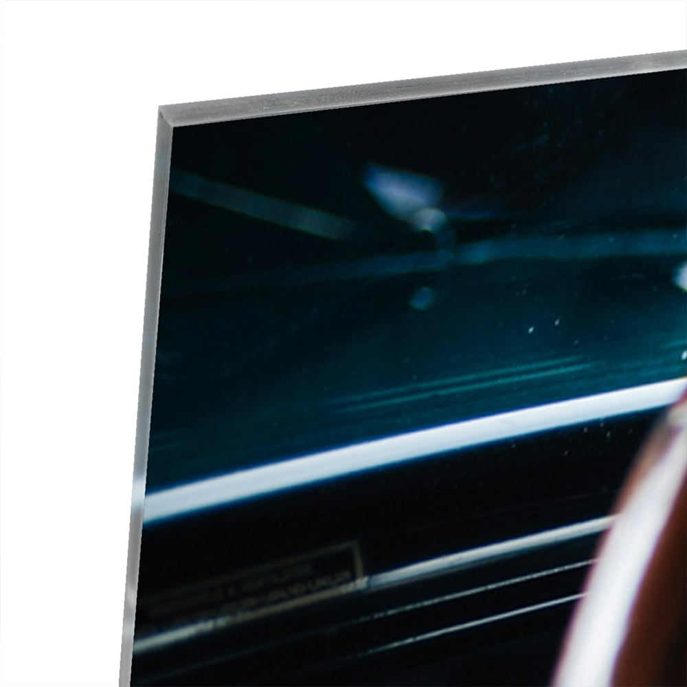 Glazen schilderij van een vintage autostuur aan de muur