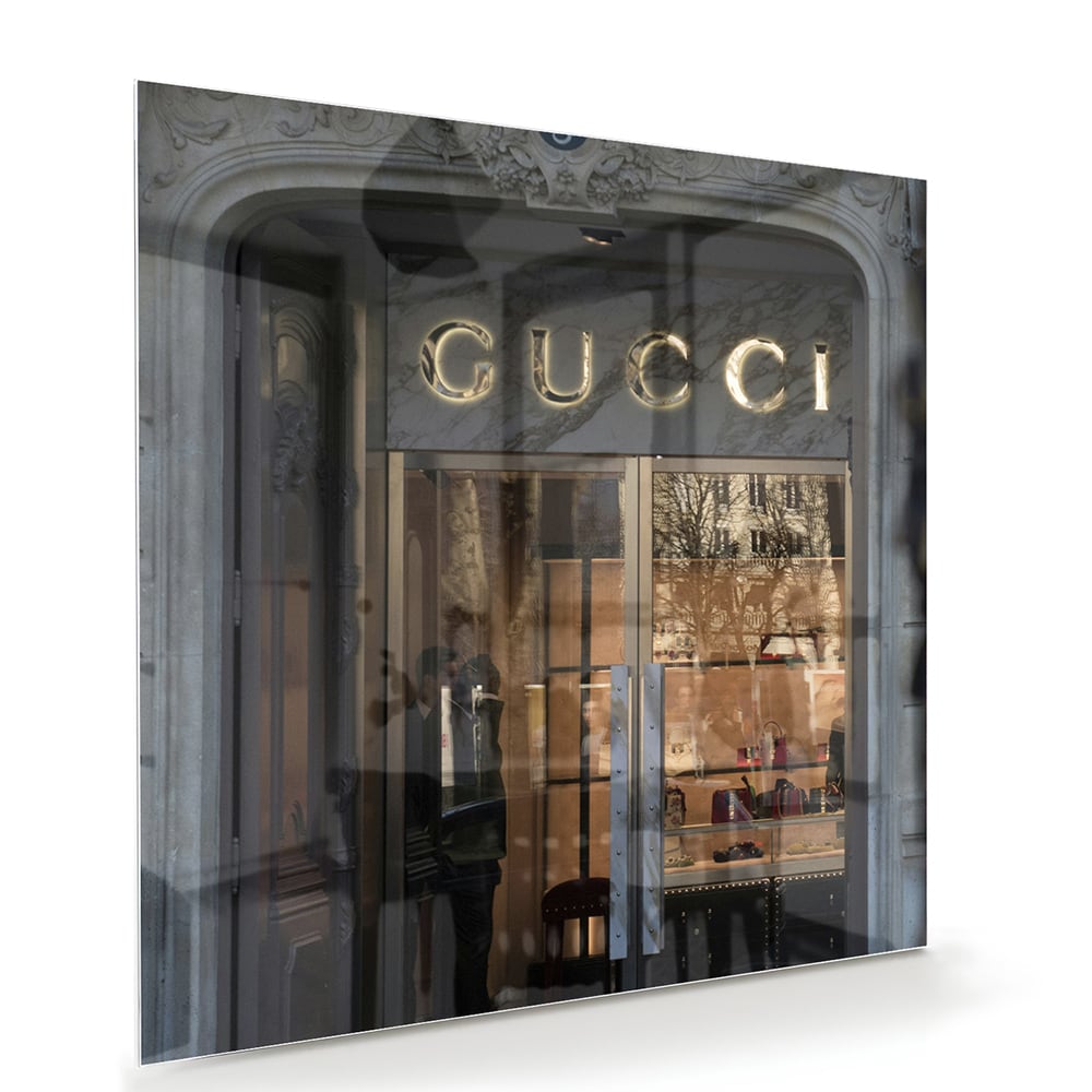 Elegant glazen schilderij van de Gucci etalage in een modern interieur.