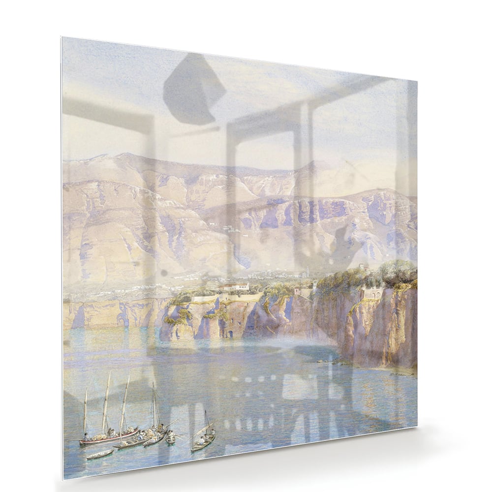 Glazen schilderij van een berglandschap met een rivier, hangend aan de muur.