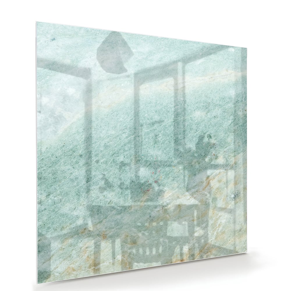 Abstract glazen schilderij in groentinten aan de muur in een moderne woonkamer.