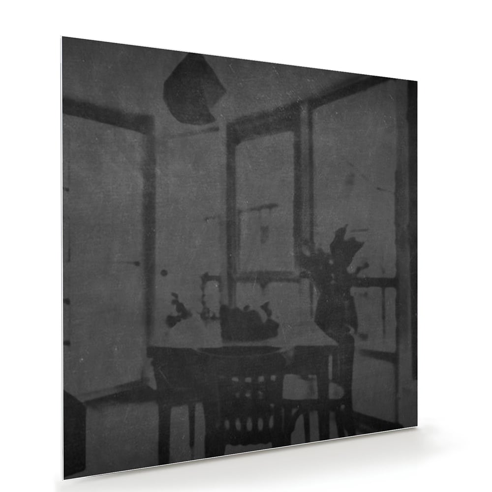 Zwart glazen schilderij dat elegant in een moderne woonkamer hangt.